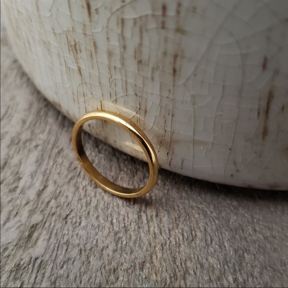 Jewelry - Gold simple smooth Woman Wedding Ring
